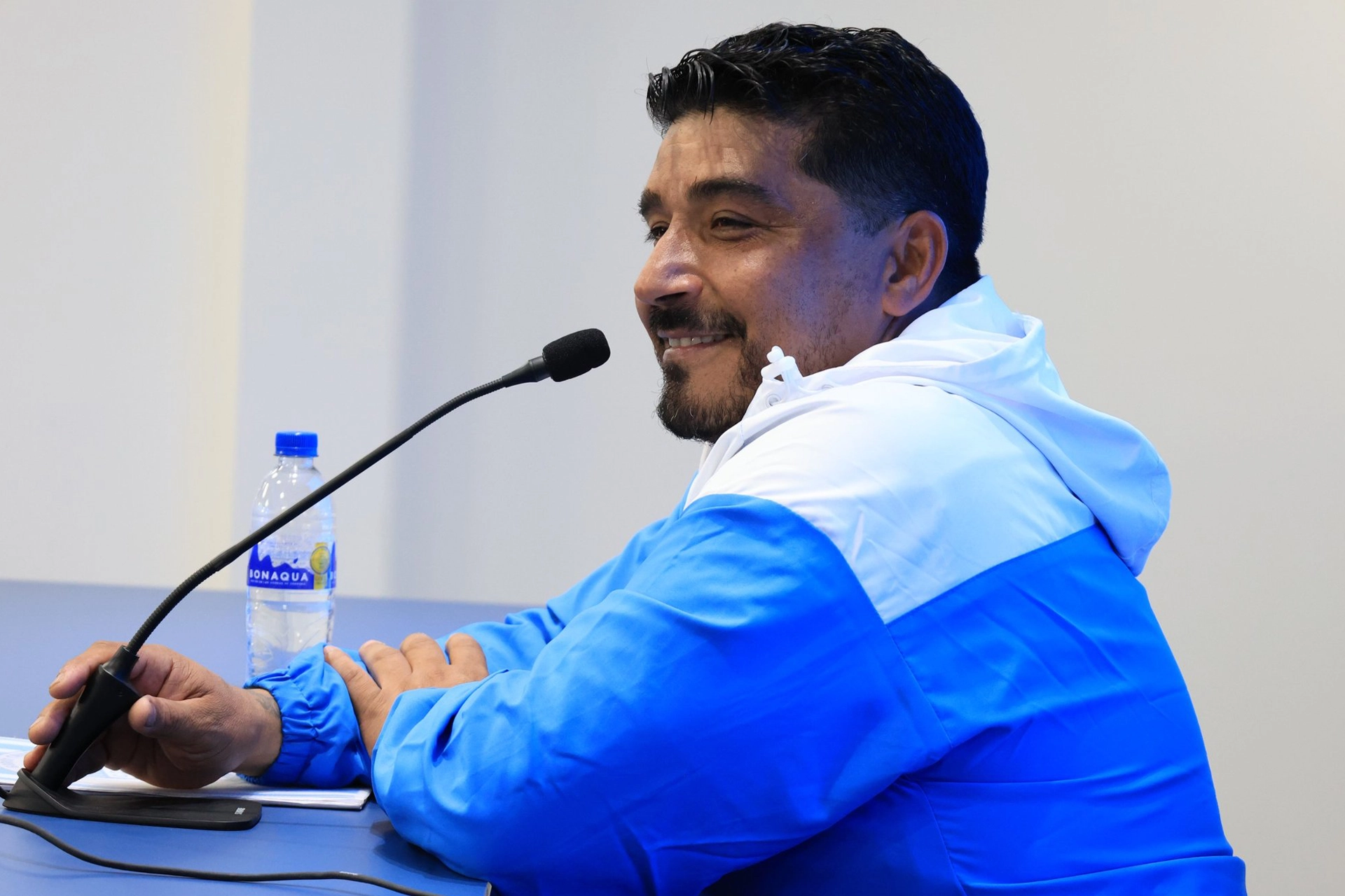Omar Asad fue presentado oficialmente en conferencia de prensa