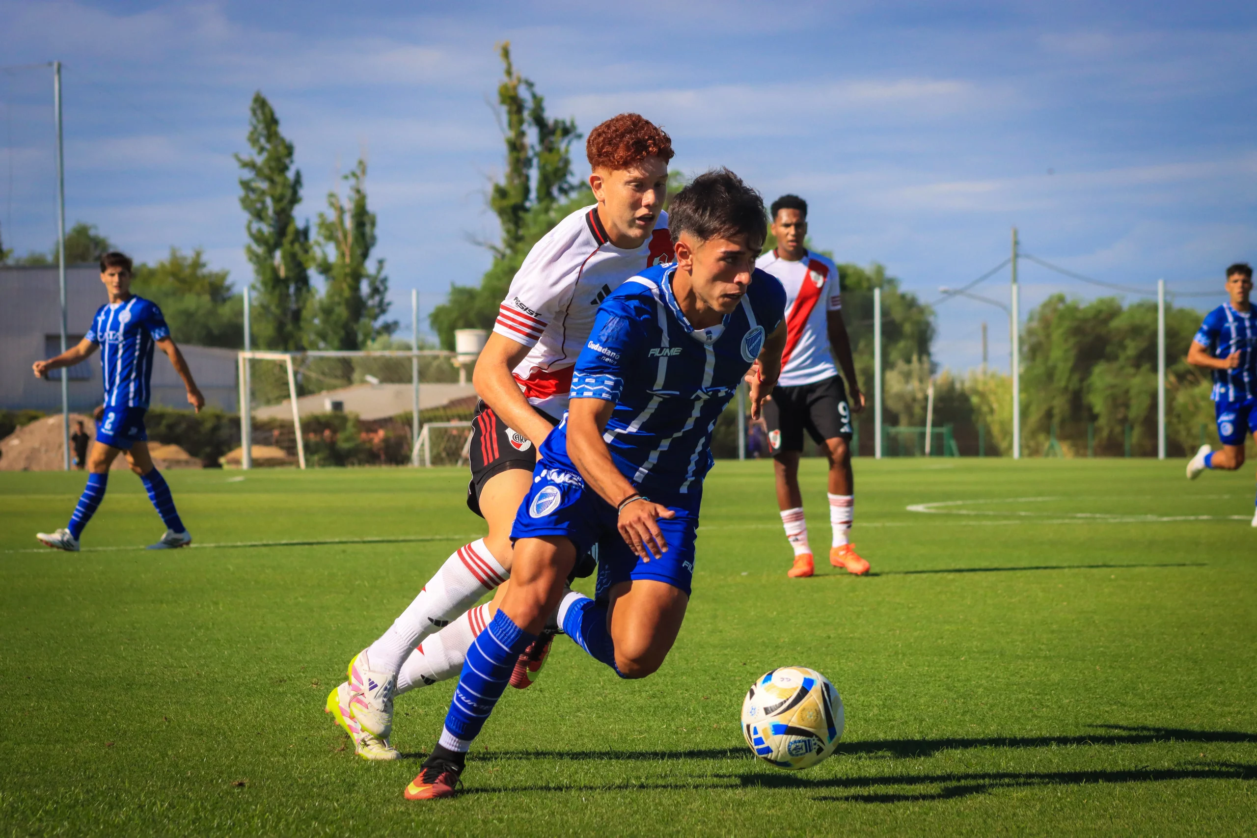 La Reserva visita a Vélez en busca de seguir sumando