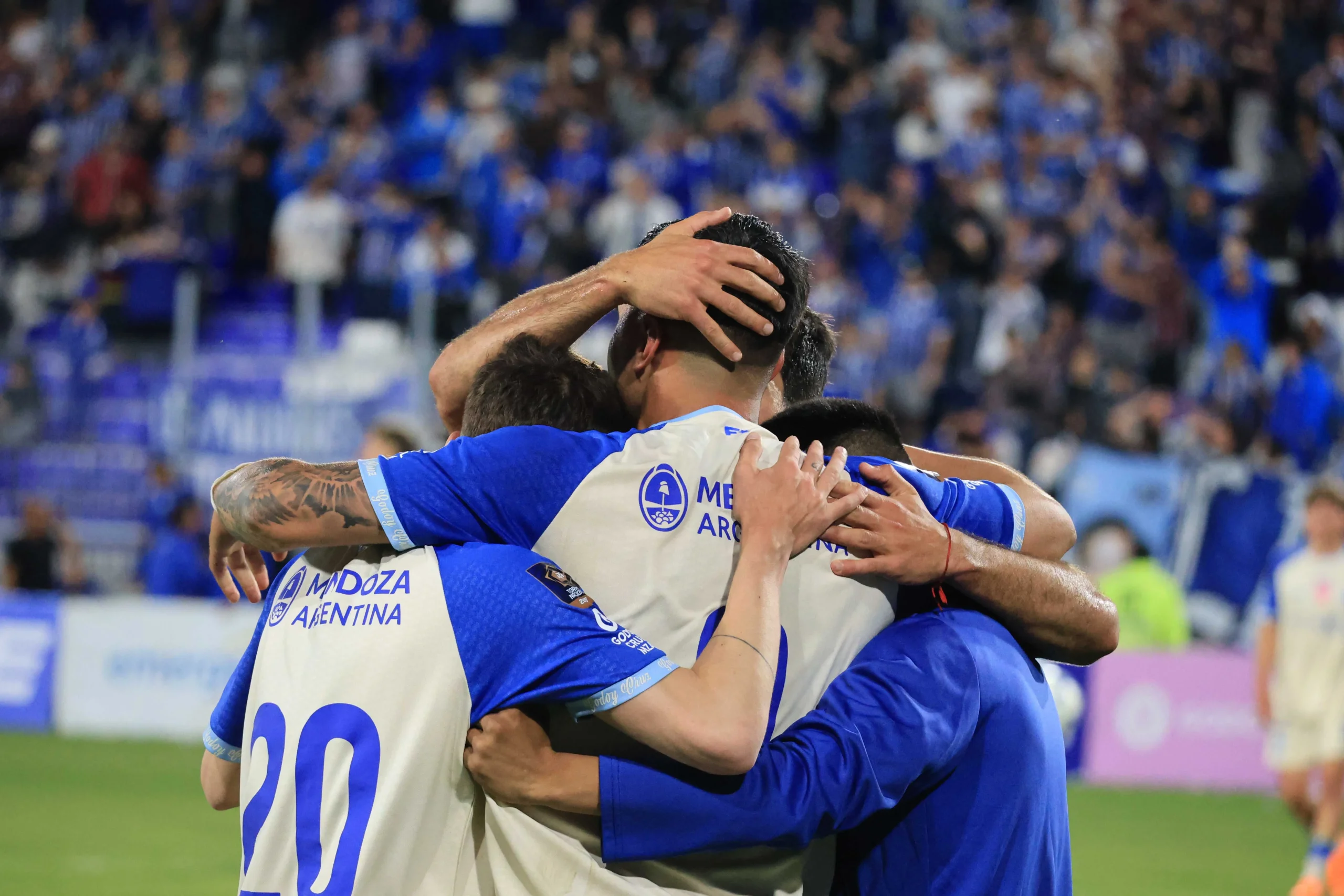 Godoy Cruz goleó 6-3 a Estudiantes y sigue en la pelea por el primer ascenso
