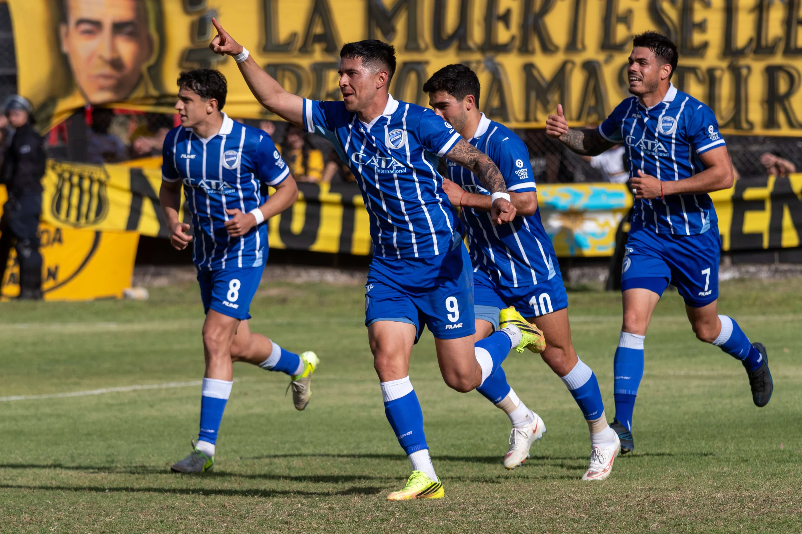 Godoy Cruz goleó a Mitre y sigue con chances de jugar la final por el ascenso